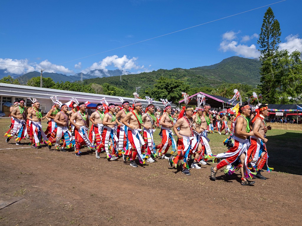 繁花盛開在吉娜魯岸，歡迎來到2025年鳳信部落豐年祭！內有飲酒議題請注意喝酒不開車開車不喝酒！ @圍事小哥的幸福相框