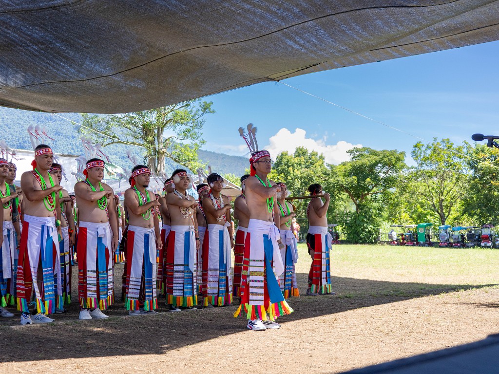 繁花盛開在吉娜魯岸,歡迎來到2025年鳳信部落豐年祭!內有飲酒議題請注意喝酒不開車開車不喝酒! @圍事小哥的幸福相框 繁花盛開在吉娜魯岸,歡迎來到2025年鳳信部落豐年祭!內有飲酒議題請注意喝酒不開車開車不喝酒! @圍事小哥的幸福相框