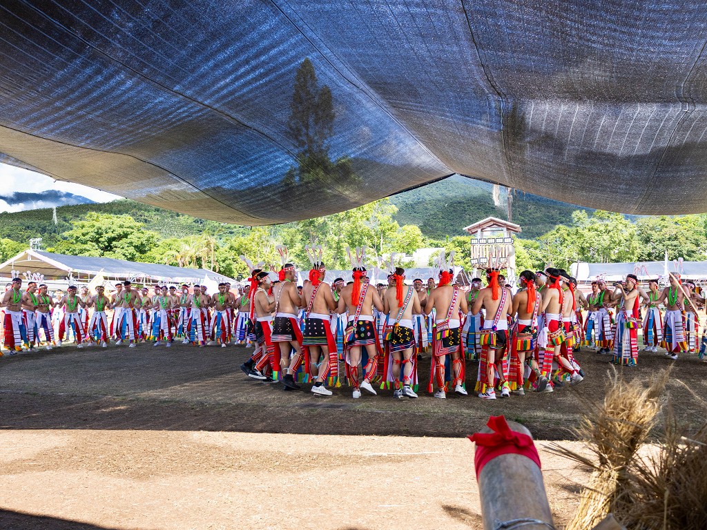 繁花盛開在吉娜魯岸,歡迎來到2025年鳳信部落豐年祭!內有飲酒議題請注意喝酒不開車開車不喝酒! @圍事小哥的幸福相框 繁花盛開在吉娜魯岸,歡迎來到2025年鳳信部落豐年祭!內有飲酒議題請注意喝酒不開車開車不喝酒! @圍事小哥的幸福相框