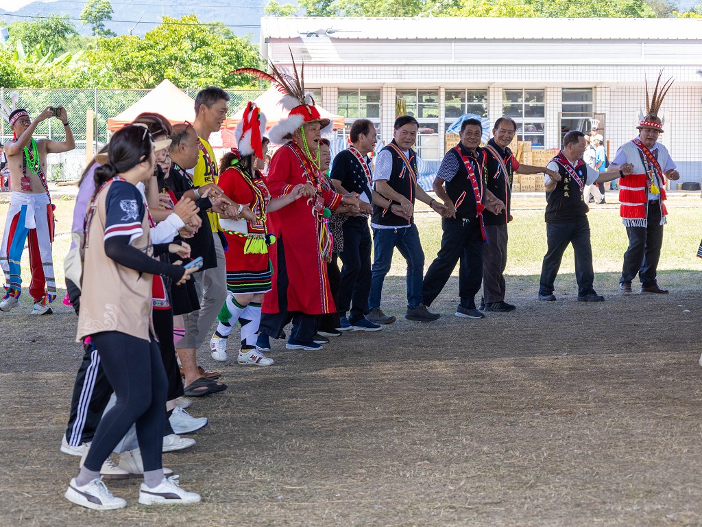 繁花盛開在吉娜魯岸,歡迎來到2025年鳳信部落豐年祭!內有飲酒議題請注意喝酒不開車開車不喝酒! @圍事小哥的幸福相框 繁花盛開在吉娜魯岸,歡迎來到2025年鳳信部落豐年祭!內有飲酒議題請注意喝酒不開車開車不喝酒! @圍事小哥的幸福相框