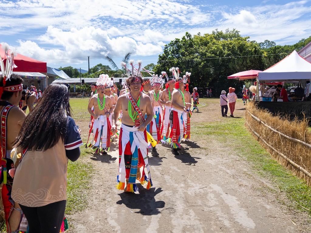 繁花盛開在吉娜魯岸，歡迎來到2025年鳳信部落豐年祭！內有飲酒議題請注意喝酒不開車開車不喝酒！ @圍事小哥的幸福相框