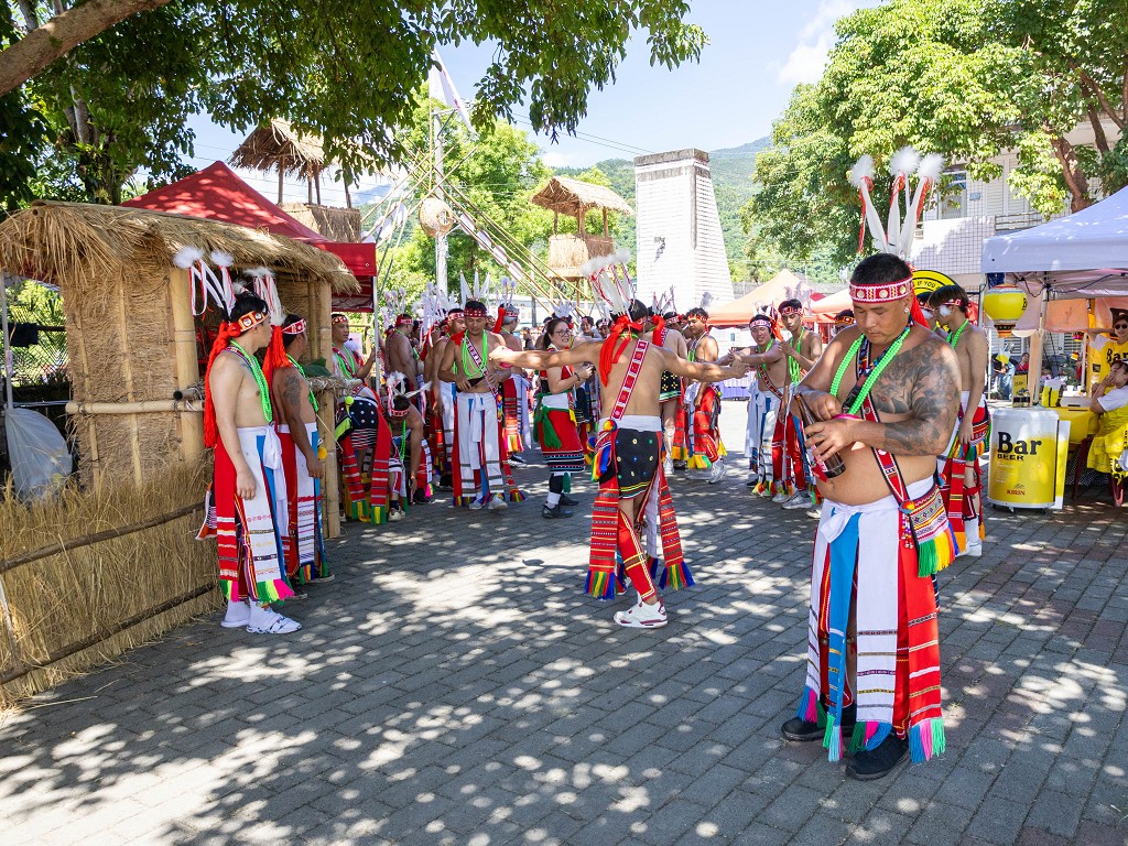 繁花盛開在吉娜魯岸,歡迎來到2025年鳳信部落豐年祭!內有飲酒議題請注意喝酒不開車開車不喝酒! @圍事小哥的幸福相框 繁花盛開在吉娜魯岸,歡迎來到2025年鳳信部落豐年祭!內有飲酒議題請注意喝酒不開車開車不喝酒! @圍事小哥的幸福相框