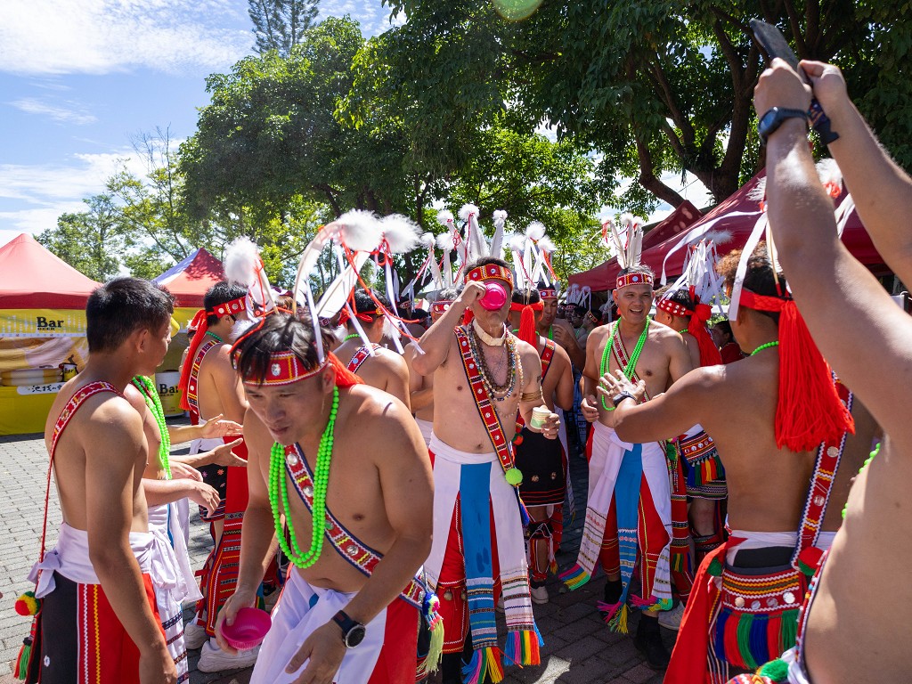 繁花盛開在吉娜魯岸,歡迎來到2025年鳳信部落豐年祭!內有飲酒議題請注意喝酒不開車開車不喝酒! @圍事小哥的幸福相框 繁花盛開在吉娜魯岸,歡迎來到2025年鳳信部落豐年祭!內有飲酒議題請注意喝酒不開車開車不喝酒! @圍事小哥的幸福相框