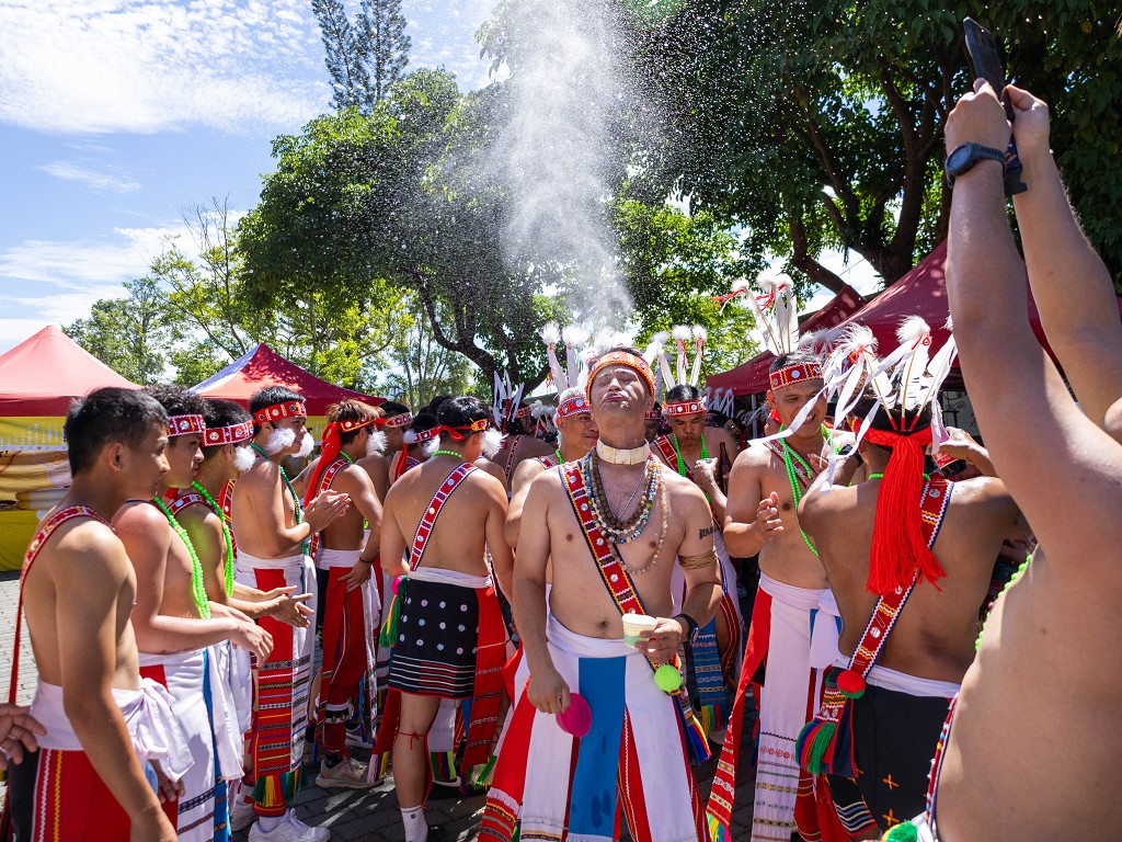 繁花盛開在吉娜魯岸,歡迎來到2025年鳳信部落豐年祭!內有飲酒議題請注意喝酒不開車開車不喝酒! @圍事小哥的幸福相框 繁花盛開在吉娜魯岸,歡迎來到2025年鳳信部落豐年祭!內有飲酒議題請注意喝酒不開車開車不喝酒! @圍事小哥的幸福相框