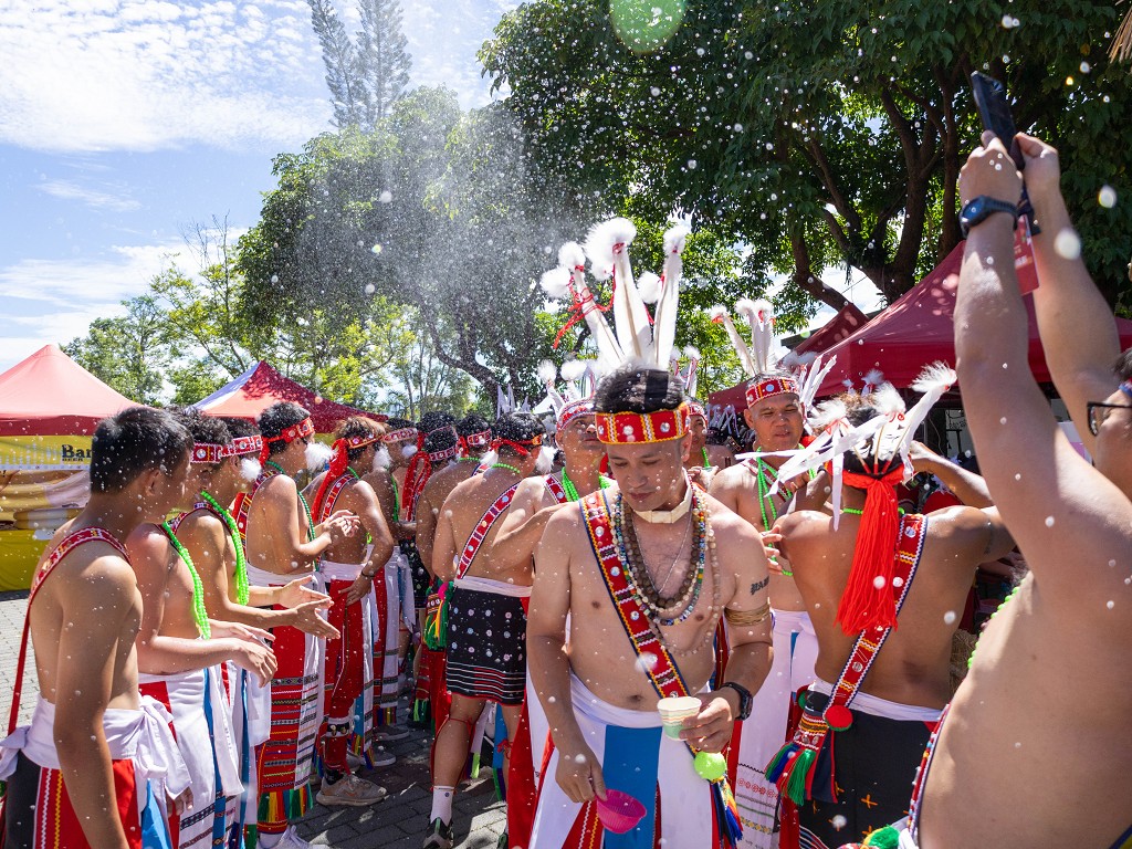 繁花盛開在吉娜魯岸,歡迎來到2025年鳳信部落豐年祭!內有飲酒議題請注意喝酒不開車開車不喝酒! @圍事小哥的幸福相框 繁花盛開在吉娜魯岸,歡迎來到2025年鳳信部落豐年祭!內有飲酒議題請注意喝酒不開車開車不喝酒! @圍事小哥的幸福相框