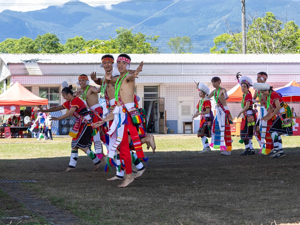 繁花盛開在吉娜魯岸,歡迎來到2025年鳳信部落豐年祭!內有飲酒議題請注意喝酒不開車開車不喝酒! @圍事小哥的幸福相框 繁花盛開在吉娜魯岸,歡迎來到2025年鳳信部落豐年祭!內有飲酒議題請注意喝酒不開車開車不喝酒! @圍事小哥的幸福相框