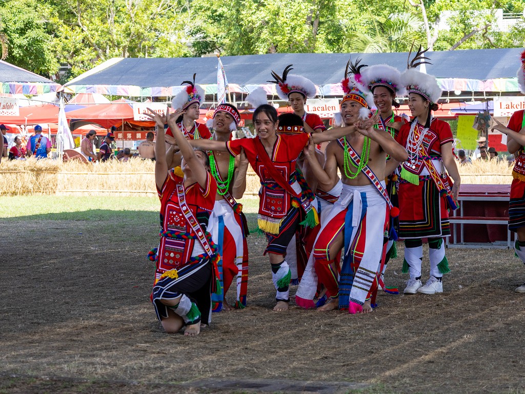 繁花盛開在吉娜魯岸,歡迎來到2025年鳳信部落豐年祭!內有飲酒議題請注意喝酒不開車開車不喝酒! @圍事小哥的幸福相框 繁花盛開在吉娜魯岸,歡迎來到2025年鳳信部落豐年祭!內有飲酒議題請注意喝酒不開車開車不喝酒! @圍事小哥的幸福相框