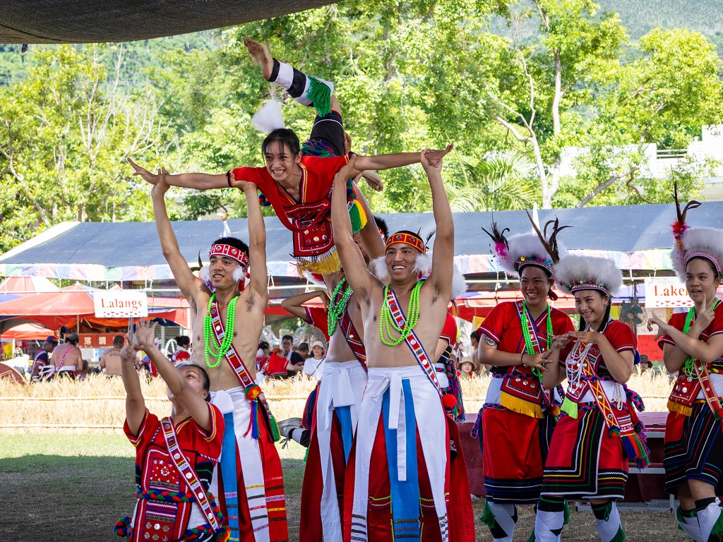 繁花盛開在吉娜魯岸,歡迎來到2025年鳳信部落豐年祭!內有飲酒議題請注意喝酒不開車開車不喝酒! @圍事小哥的幸福相框 繁花盛開在吉娜魯岸,歡迎來到2025年鳳信部落豐年祭!內有飲酒議題請注意喝酒不開車開車不喝酒! @圍事小哥的幸福相框