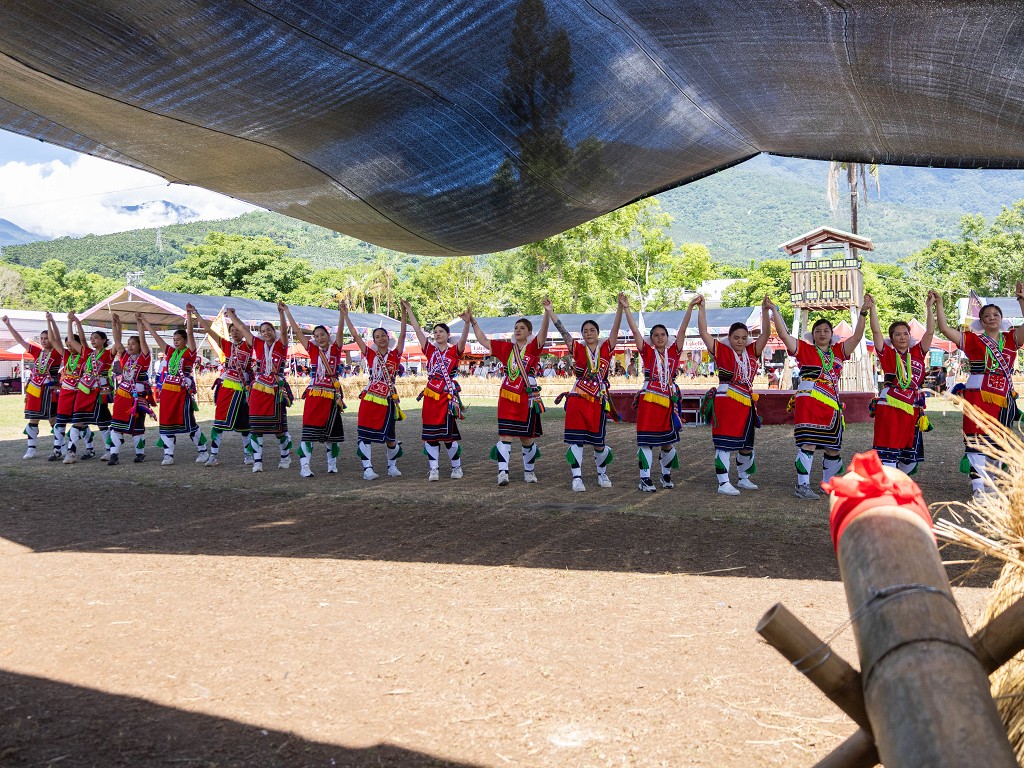繁花盛開在吉娜魯岸,歡迎來到2025年鳳信部落豐年祭!內有飲酒議題請注意喝酒不開車開車不喝酒! @圍事小哥的幸福相框 繁花盛開在吉娜魯岸,歡迎來到2025年鳳信部落豐年祭!內有飲酒議題請注意喝酒不開車開車不喝酒! @圍事小哥的幸福相框