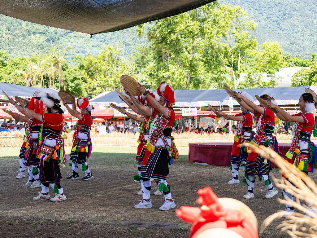繁花盛開在吉娜魯岸,歡迎來到2025年鳳信部落豐年祭!內有飲酒議題請注意喝酒不開車開車不喝酒! @圍事小哥的幸福相框 繁花盛開在吉娜魯岸,歡迎來到2025年鳳信部落豐年祭!內有飲酒議題請注意喝酒不開車開車不喝酒! @圍事小哥的幸福相框