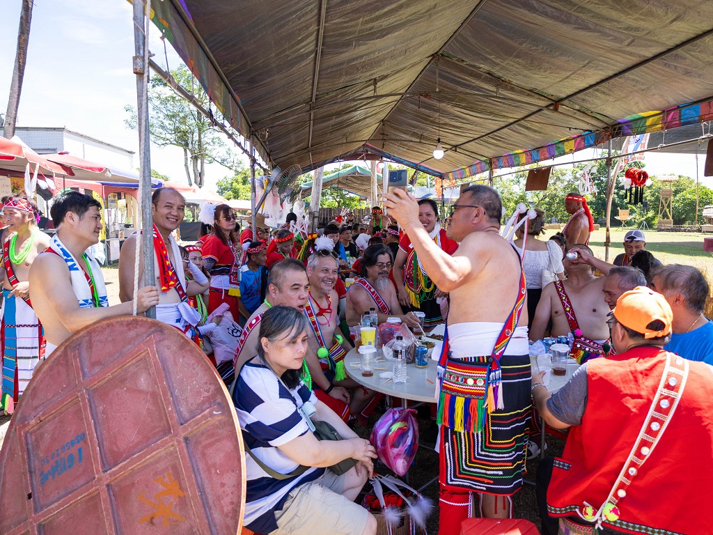 繁花盛開在吉娜魯岸,歡迎來到2025年鳳信部落豐年祭!內有飲酒議題請注意喝酒不開車開車不喝酒! @圍事小哥的幸福相框 繁花盛開在吉娜魯岸,歡迎來到2025年鳳信部落豐年祭!內有飲酒議題請注意喝酒不開車開車不喝酒! @圍事小哥的幸福相框