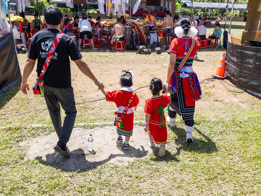 繁花盛開在吉娜魯岸,歡迎來到2025年鳳信部落豐年祭!內有飲酒議題請注意喝酒不開車開車不喝酒! @圍事小哥的幸福相框 繁花盛開在吉娜魯岸,歡迎來到2025年鳳信部落豐年祭!內有飲酒議題請注意喝酒不開車開車不喝酒! @圍事小哥的幸福相框