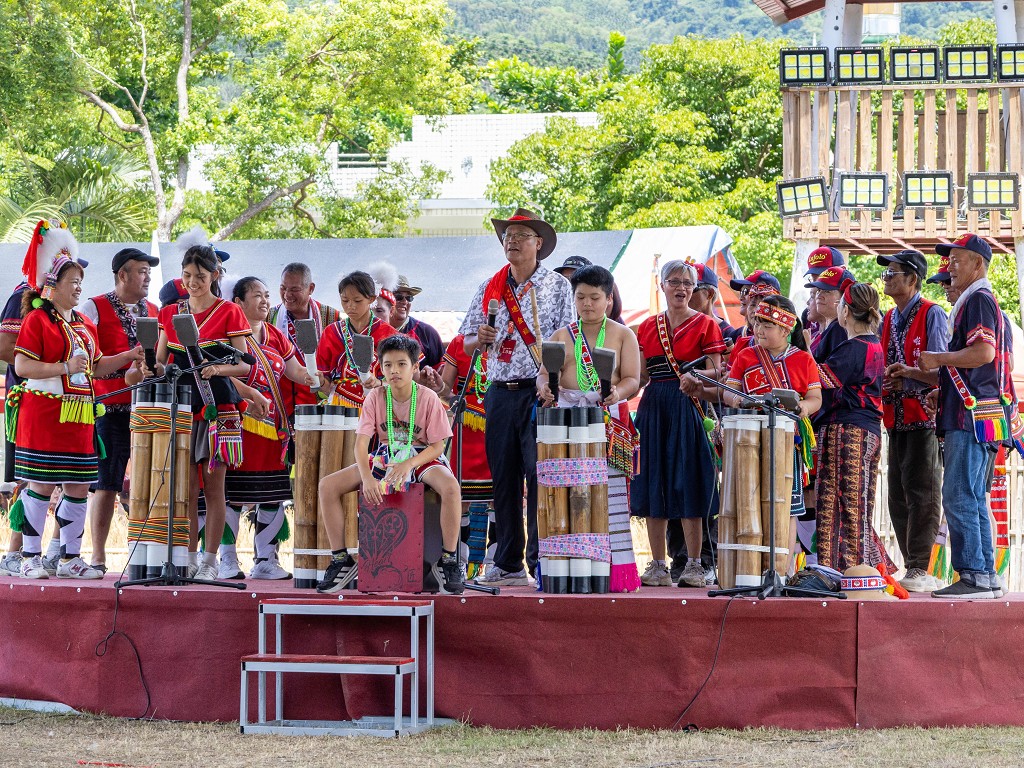 繁花盛開在吉娜魯岸,歡迎來到2025年鳳信部落豐年祭!內有飲酒議題請注意喝酒不開車開車不喝酒! @圍事小哥的幸福相框 繁花盛開在吉娜魯岸,歡迎來到2025年鳳信部落豐年祭!內有飲酒議題請注意喝酒不開車開車不喝酒! @圍事小哥的幸福相框
