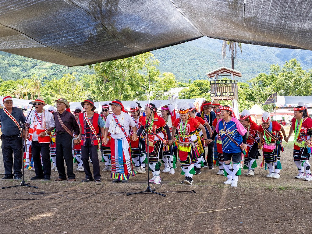 繁花盛開在吉娜魯岸,歡迎來到2025年鳳信部落豐年祭!內有飲酒議題請注意喝酒不開車開車不喝酒! @圍事小哥的幸福相框 繁花盛開在吉娜魯岸,歡迎來到2025年鳳信部落豐年祭!內有飲酒議題請注意喝酒不開車開車不喝酒! @圍事小哥的幸福相框