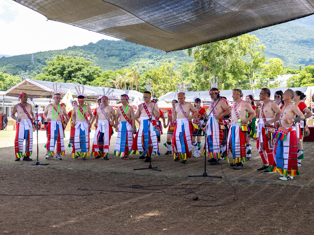 繁花盛開在吉娜魯岸,歡迎來到2025年鳳信部落豐年祭!內有飲酒議題請注意喝酒不開車開車不喝酒! @圍事小哥的幸福相框 繁花盛開在吉娜魯岸,歡迎來到2025年鳳信部落豐年祭!內有飲酒議題請注意喝酒不開車開車不喝酒! @圍事小哥的幸福相框