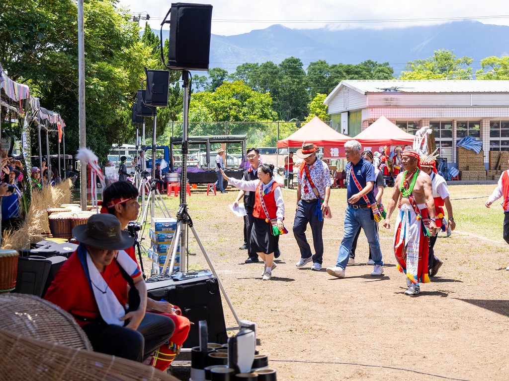 繁花盛開在吉娜魯岸，歡迎來到2025年鳳信部落豐年祭！內有飲酒議題請注意喝酒不開車開車不喝酒！ @圍事小哥的幸福相框