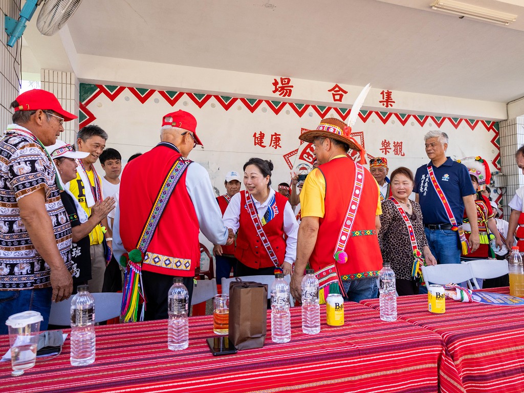 繁花盛開在吉娜魯岸,歡迎來到2025年鳳信部落豐年祭!內有飲酒議題請注意喝酒不開車開車不喝酒! @圍事小哥的幸福相框 繁花盛開在吉娜魯岸,歡迎來到2025年鳳信部落豐年祭!內有飲酒議題請注意喝酒不開車開車不喝酒! @圍事小哥的幸福相框