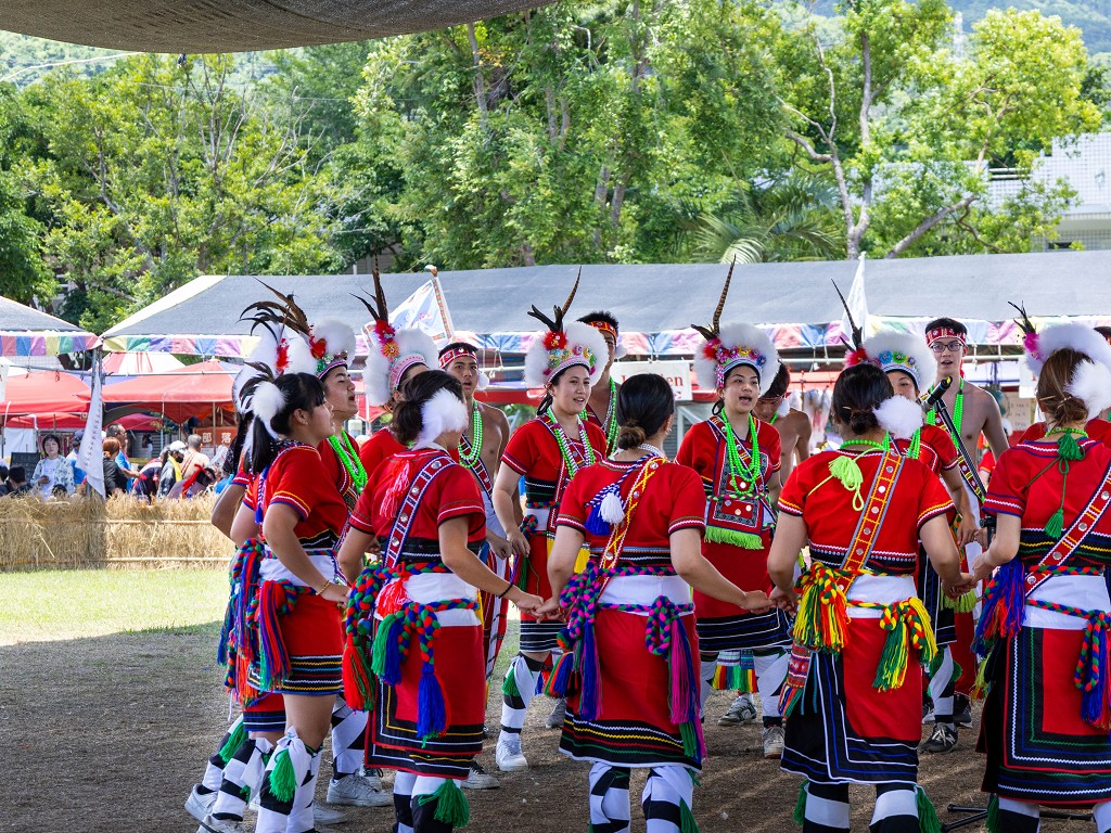 繁花盛開在吉娜魯岸,歡迎來到2025年鳳信部落豐年祭!內有飲酒議題請注意喝酒不開車開車不喝酒! @圍事小哥的幸福相框 繁花盛開在吉娜魯岸,歡迎來到2025年鳳信部落豐年祭!內有飲酒議題請注意喝酒不開車開車不喝酒! @圍事小哥的幸福相框