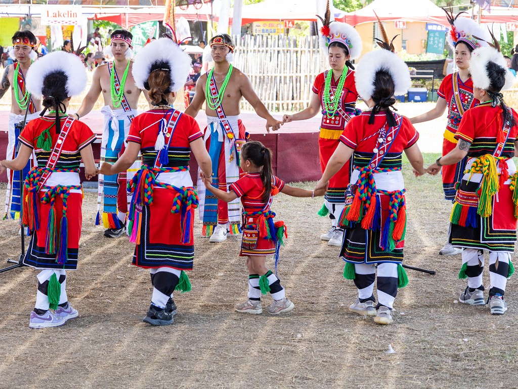 繁花盛開在吉娜魯岸,歡迎來到2025年鳳信部落豐年祭!內有飲酒議題請注意喝酒不開車開車不喝酒! @圍事小哥的幸福相框 繁花盛開在吉娜魯岸,歡迎來到2025年鳳信部落豐年祭!內有飲酒議題請注意喝酒不開車開車不喝酒! @圍事小哥的幸福相框