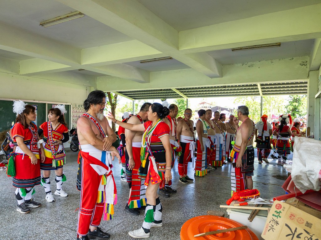 繁花盛開在吉娜魯岸,歡迎來到2025年鳳信部落豐年祭!內有飲酒議題請注意喝酒不開車開車不喝酒! @圍事小哥的幸福相框 繁花盛開在吉娜魯岸,歡迎來到2025年鳳信部落豐年祭!內有飲酒議題請注意喝酒不開車開車不喝酒! @圍事小哥的幸福相框