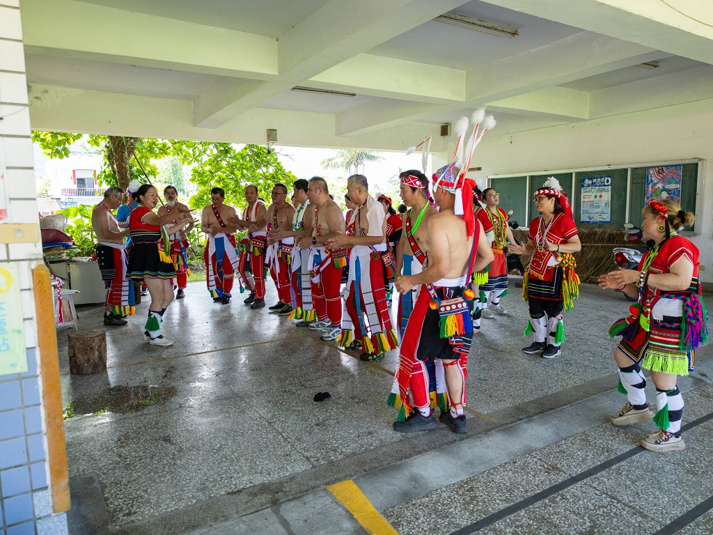 繁花盛開在吉娜魯岸，歡迎來到2025年鳳信部落豐年祭！內有飲酒議題請注意喝酒不開車開車不喝酒！ @圍事小哥的幸福相框