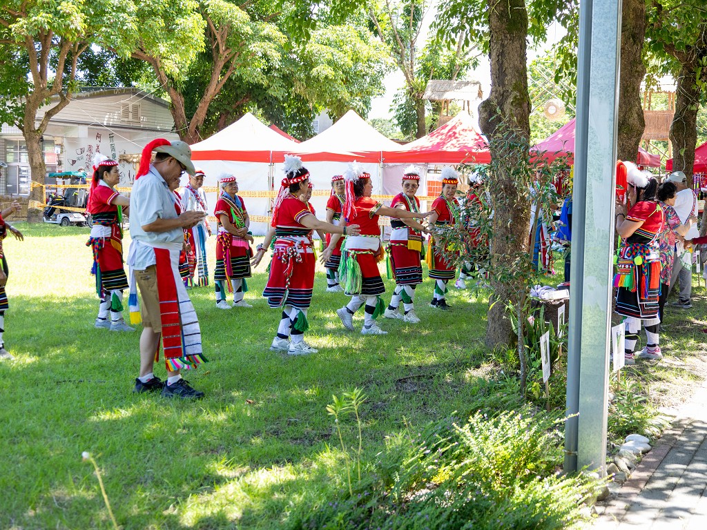 繁花盛開在吉娜魯岸，歡迎來到2025年鳳信部落豐年祭！內有飲酒議題請注意喝酒不開車開車不喝酒！ @圍事小哥的幸福相框