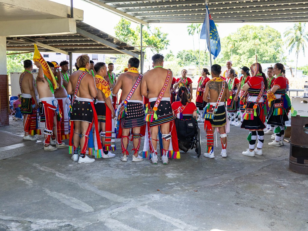 繁花盛開在吉娜魯岸,歡迎來到2025年鳳信部落豐年祭!內有飲酒議題請注意喝酒不開車開車不喝酒! @圍事小哥的幸福相框 繁花盛開在吉娜魯岸,歡迎來到2025年鳳信部落豐年祭!內有飲酒議題請注意喝酒不開車開車不喝酒! @圍事小哥的幸福相框