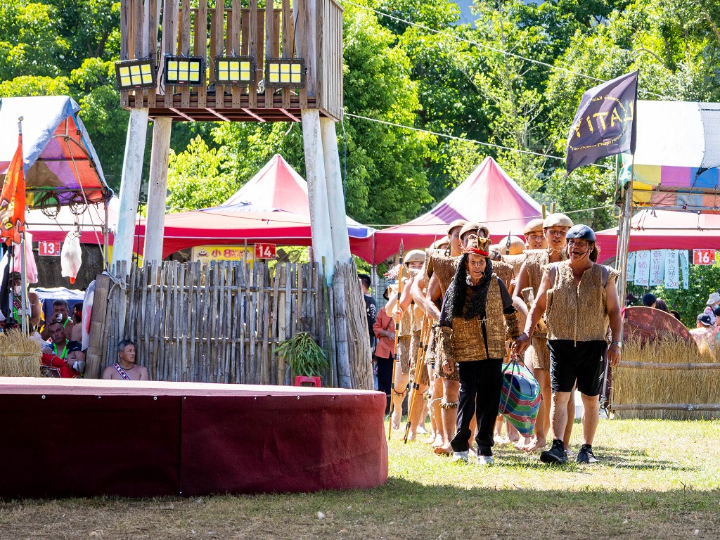 繁花盛開在吉娜魯岸,歡迎來到2025年鳳信部落豐年祭!內有飲酒議題請注意喝酒不開車開車不喝酒! @圍事小哥的幸福相框 繁花盛開在吉娜魯岸,歡迎來到2025年鳳信部落豐年祭!內有飲酒議題請注意喝酒不開車開車不喝酒! @圍事小哥的幸福相框