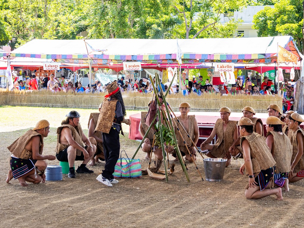 繁花盛開在吉娜魯岸,歡迎來到2025年鳳信部落豐年祭!內有飲酒議題請注意喝酒不開車開車不喝酒! @圍事小哥的幸福相框 繁花盛開在吉娜魯岸,歡迎來到2025年鳳信部落豐年祭!內有飲酒議題請注意喝酒不開車開車不喝酒! @圍事小哥的幸福相框