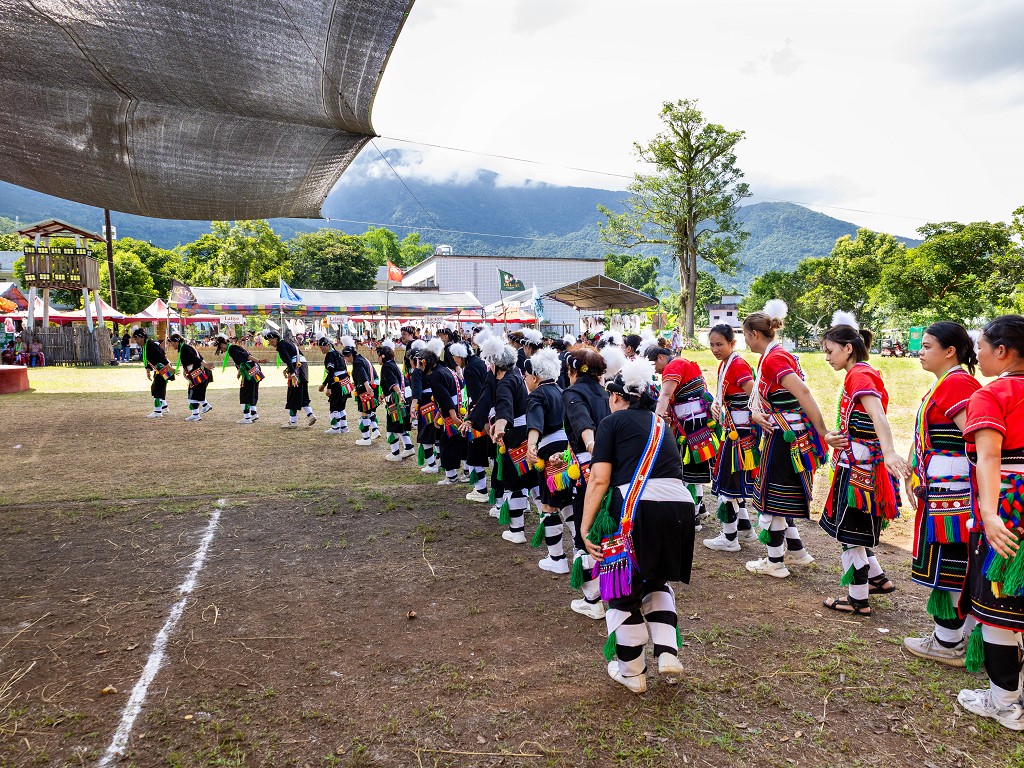 繁花盛開在吉娜魯岸,歡迎來到2025年鳳信部落豐年祭!內有飲酒議題請注意喝酒不開車開車不喝酒! @圍事小哥的幸福相框 繁花盛開在吉娜魯岸,歡迎來到2025年鳳信部落豐年祭!內有飲酒議題請注意喝酒不開車開車不喝酒! @圍事小哥的幸福相框