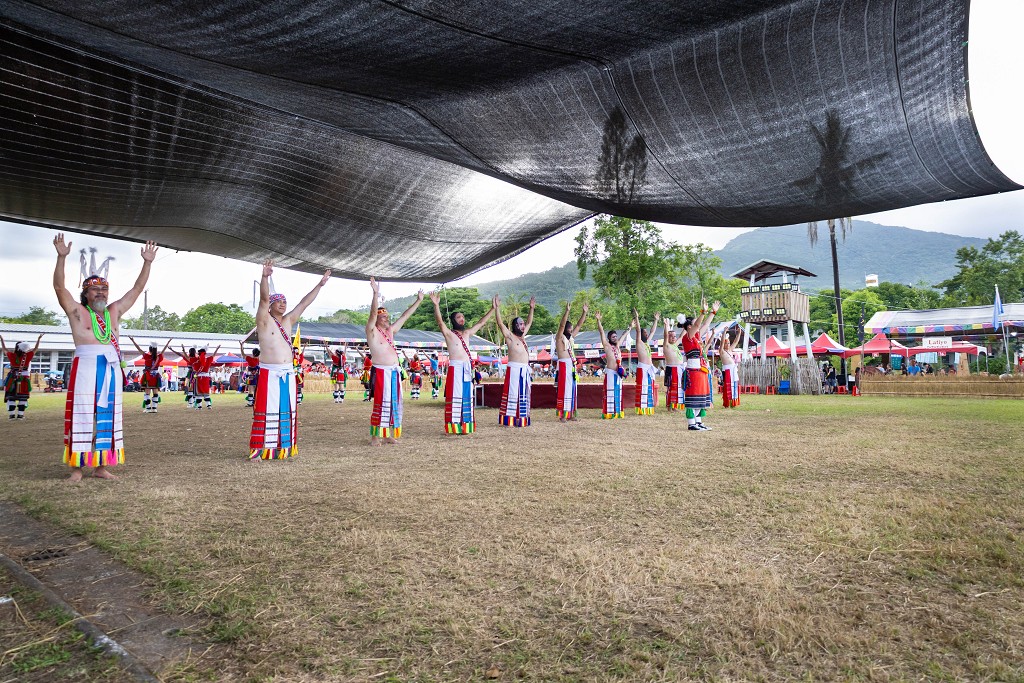 繁花盛開在吉娜魯岸,歡迎來到2025年鳳信部落豐年祭!內有飲酒議題請注意喝酒不開車開車不喝酒! @圍事小哥的幸福相框 繁花盛開在吉娜魯岸,歡迎來到2025年鳳信部落豐年祭!內有飲酒議題請注意喝酒不開車開車不喝酒! @圍事小哥的幸福相框