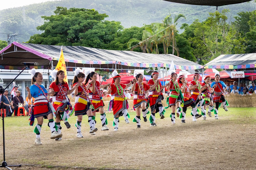 繁花盛開在吉娜魯岸,歡迎來到2025年鳳信部落豐年祭!內有飲酒議題請注意喝酒不開車開車不喝酒! @圍事小哥的幸福相框 繁花盛開在吉娜魯岸,歡迎來到2025年鳳信部落豐年祭!內有飲酒議題請注意喝酒不開車開車不喝酒! @圍事小哥的幸福相框