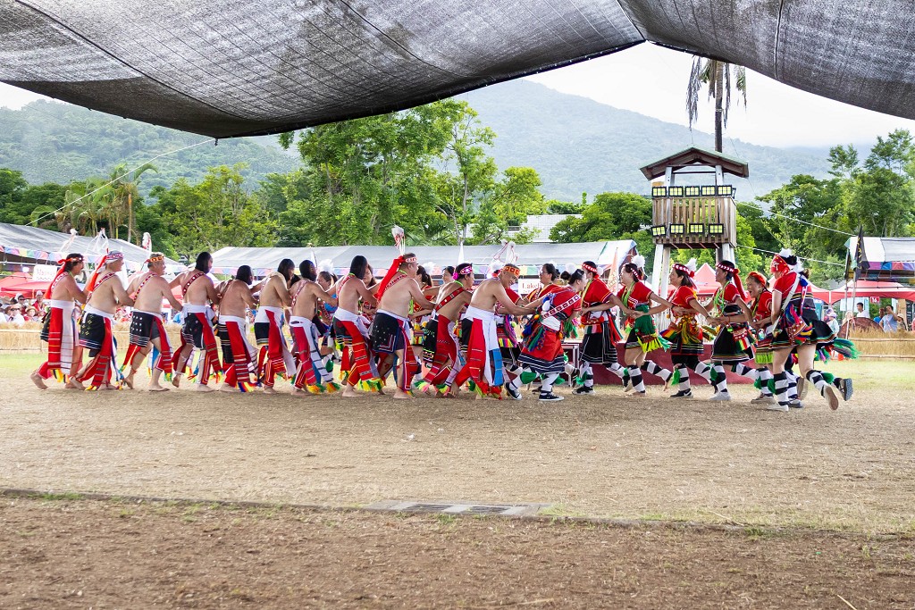 繁花盛開在吉娜魯岸,歡迎來到2025年鳳信部落豐年祭!內有飲酒議題請注意喝酒不開車開車不喝酒! @圍事小哥的幸福相框 繁花盛開在吉娜魯岸,歡迎來到2025年鳳信部落豐年祭!內有飲酒議題請注意喝酒不開車開車不喝酒! @圍事小哥的幸福相框