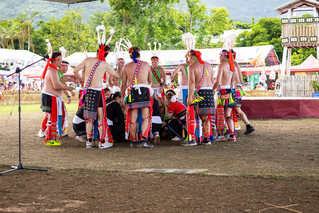 繁花盛開在吉娜魯岸,歡迎來到2025年鳳信部落豐年祭!內有飲酒議題請注意喝酒不開車開車不喝酒! @圍事小哥的幸福相框 繁花盛開在吉娜魯岸,歡迎來到2025年鳳信部落豐年祭!內有飲酒議題請注意喝酒不開車開車不喝酒! @圍事小哥的幸福相框