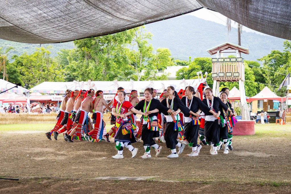 繁花盛開在吉娜魯岸,歡迎來到2025年鳳信部落豐年祭!內有飲酒議題請注意喝酒不開車開車不喝酒! @圍事小哥的幸福相框 繁花盛開在吉娜魯岸,歡迎來到2025年鳳信部落豐年祭!內有飲酒議題請注意喝酒不開車開車不喝酒! @圍事小哥的幸福相框