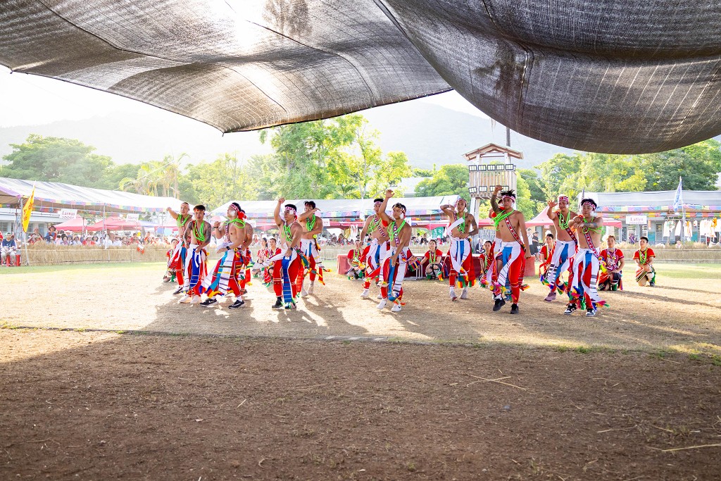 繁花盛開在吉娜魯岸,歡迎來到2025年鳳信部落豐年祭!內有飲酒議題請注意喝酒不開車開車不喝酒! @圍事小哥的幸福相框 繁花盛開在吉娜魯岸,歡迎來到2025年鳳信部落豐年祭!內有飲酒議題請注意喝酒不開車開車不喝酒! @圍事小哥的幸福相框