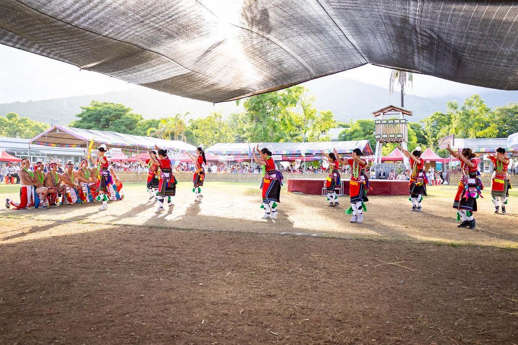 繁花盛開在吉娜魯岸，歡迎來到2025年鳳信部落豐年祭！內有飲酒議題請注意喝酒不開車開車不喝酒！ @圍事小哥的幸福相框