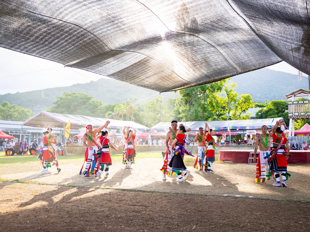 繁花盛開在吉娜魯岸，歡迎來到2025年鳳信部落豐年祭！內有飲酒議題請注意喝酒不開車開車不喝酒！ @圍事小哥的幸福相框