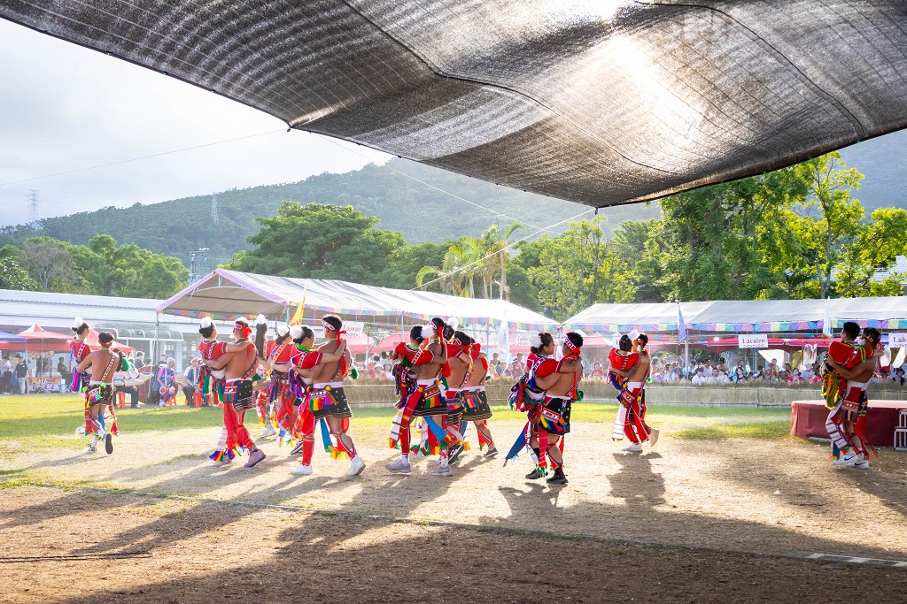 繁花盛開在吉娜魯岸,歡迎來到2025年鳳信部落豐年祭!內有飲酒議題請注意喝酒不開車開車不喝酒! @圍事小哥的幸福相框 繁花盛開在吉娜魯岸,歡迎來到2025年鳳信部落豐年祭!內有飲酒議題請注意喝酒不開車開車不喝酒! @圍事小哥的幸福相框