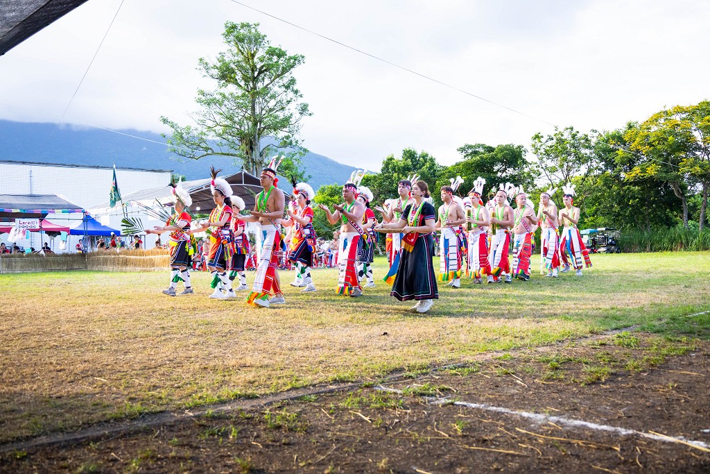 繁花盛開在吉娜魯岸,歡迎來到2025年鳳信部落豐年祭!內有飲酒議題請注意喝酒不開車開車不喝酒! @圍事小哥的幸福相框 繁花盛開在吉娜魯岸,歡迎來到2025年鳳信部落豐年祭!內有飲酒議題請注意喝酒不開車開車不喝酒! @圍事小哥的幸福相框