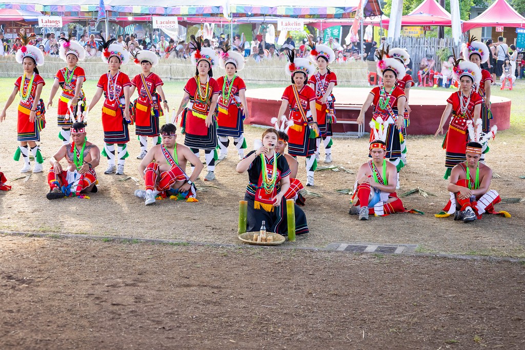 繁花盛開在吉娜魯岸,歡迎來到2025年鳳信部落豐年祭!內有飲酒議題請注意喝酒不開車開車不喝酒! @圍事小哥的幸福相框 繁花盛開在吉娜魯岸,歡迎來到2025年鳳信部落豐年祭!內有飲酒議題請注意喝酒不開車開車不喝酒! @圍事小哥的幸福相框