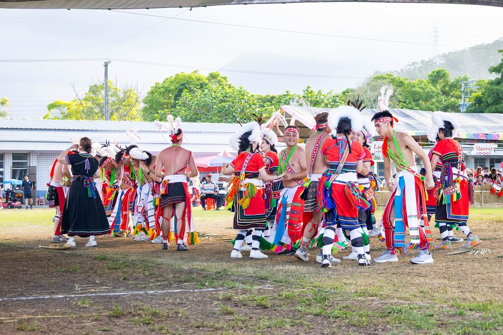 繁花盛開在吉娜魯岸,歡迎來到2025年鳳信部落豐年祭!內有飲酒議題請注意喝酒不開車開車不喝酒! @圍事小哥的幸福相框 繁花盛開在吉娜魯岸,歡迎來到2025年鳳信部落豐年祭!內有飲酒議題請注意喝酒不開車開車不喝酒! @圍事小哥的幸福相框