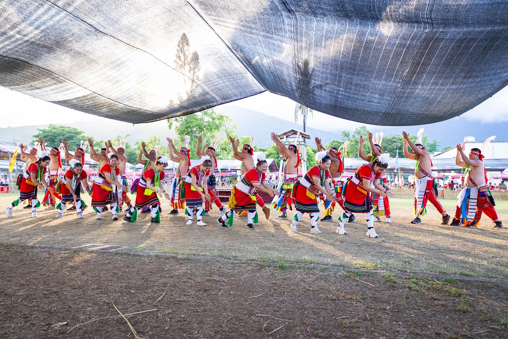 繁花盛開在吉娜魯岸,歡迎來到2025年鳳信部落豐年祭!內有飲酒議題請注意喝酒不開車開車不喝酒! @圍事小哥的幸福相框 繁花盛開在吉娜魯岸,歡迎來到2025年鳳信部落豐年祭!內有飲酒議題請注意喝酒不開車開車不喝酒! @圍事小哥的幸福相框