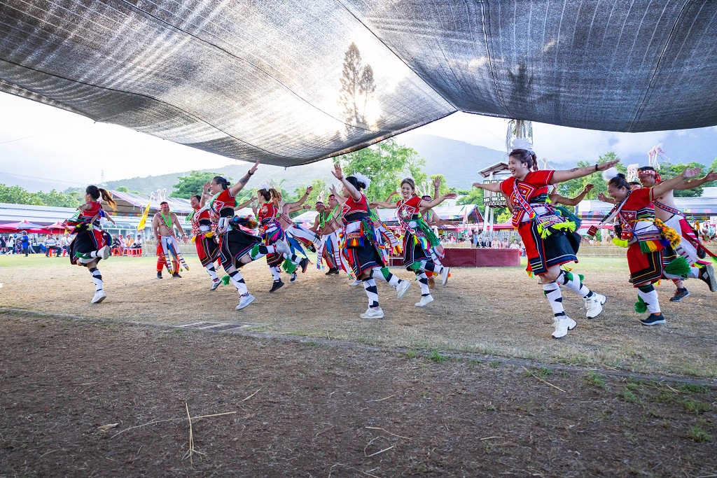繁花盛開在吉娜魯岸,歡迎來到2025年鳳信部落豐年祭!內有飲酒議題請注意喝酒不開車開車不喝酒! @圍事小哥的幸福相框 繁花盛開在吉娜魯岸,歡迎來到2025年鳳信部落豐年祭!內有飲酒議題請注意喝酒不開車開車不喝酒! @圍事小哥的幸福相框