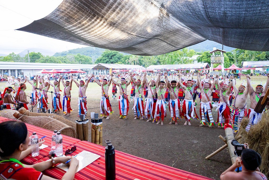 繁花盛開在吉娜魯岸,歡迎來到2025年鳳信部落豐年祭!內有飲酒議題請注意喝酒不開車開車不喝酒! @圍事小哥的幸福相框 繁花盛開在吉娜魯岸,歡迎來到2025年鳳信部落豐年祭!內有飲酒議題請注意喝酒不開車開車不喝酒! @圍事小哥的幸福相框