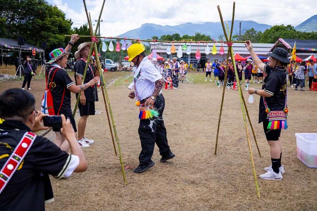 繁花盛開在吉娜魯岸,歡迎來到2025年鳳信部落豐年祭!內有飲酒議題請注意喝酒不開車開車不喝酒! @圍事小哥的幸福相框 繁花盛開在吉娜魯岸,歡迎來到2025年鳳信部落豐年祭!內有飲酒議題請注意喝酒不開車開車不喝酒! @圍事小哥的幸福相框