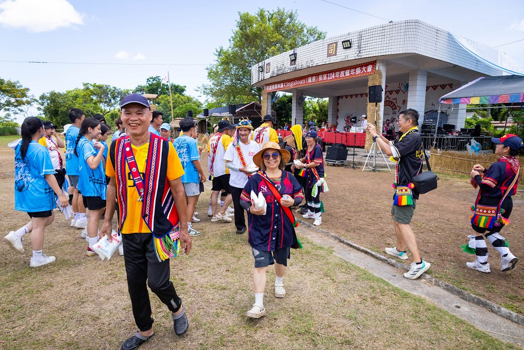 繁花盛開在吉娜魯岸,歡迎來到2025年鳳信部落豐年祭!內有飲酒議題請注意喝酒不開車開車不喝酒! @圍事小哥的幸福相框 繁花盛開在吉娜魯岸,歡迎來到2025年鳳信部落豐年祭!內有飲酒議題請注意喝酒不開車開車不喝酒! @圍事小哥的幸福相框