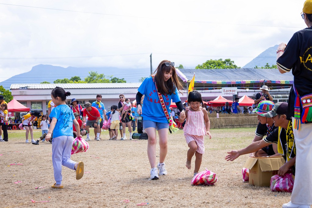繁花盛開在吉娜魯岸，歡迎來到2025年鳳信部落豐年祭！內有飲酒議題請注意喝酒不開車開車不喝酒！ @圍事小哥的幸福相框