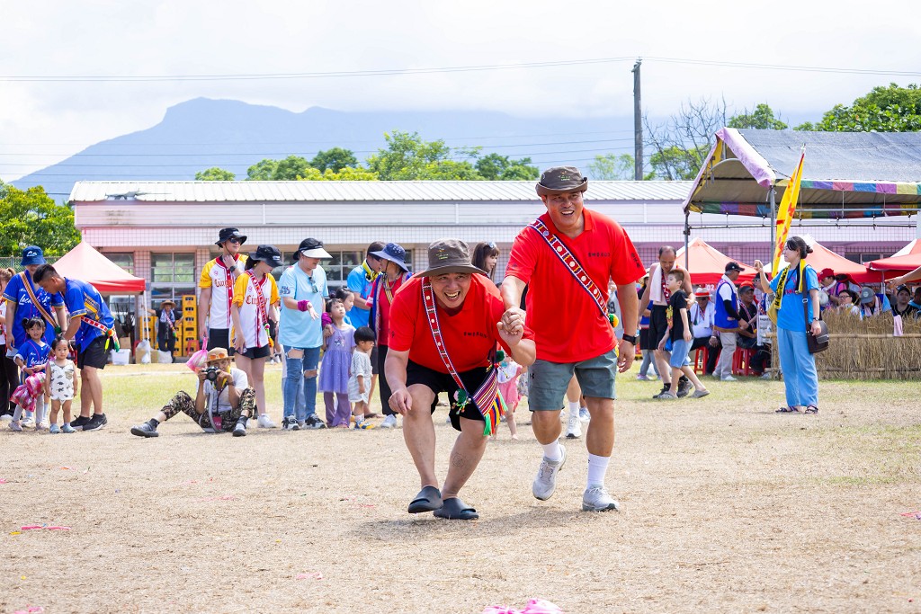 繁花盛開在吉娜魯岸,歡迎來到2025年鳳信部落豐年祭!內有飲酒議題請注意喝酒不開車開車不喝酒! @圍事小哥的幸福相框 繁花盛開在吉娜魯岸,歡迎來到2025年鳳信部落豐年祭!內有飲酒議題請注意喝酒不開車開車不喝酒! @圍事小哥的幸福相框