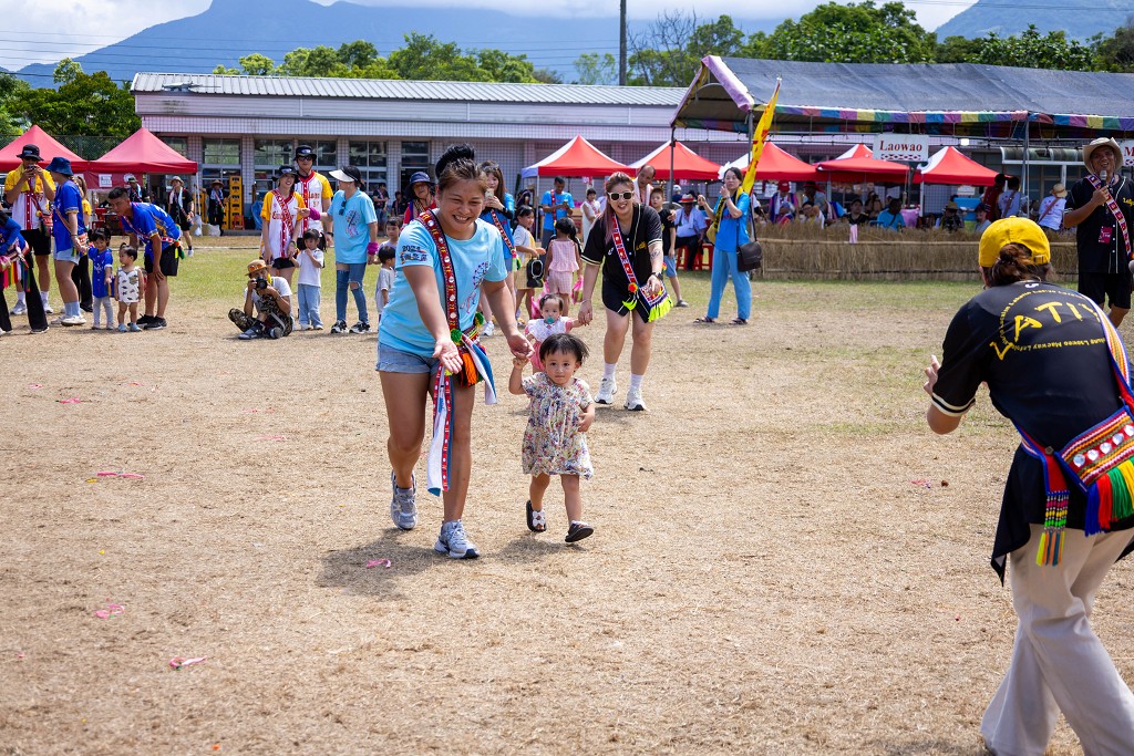 繁花盛開在吉娜魯岸,歡迎來到2025年鳳信部落豐年祭!內有飲酒議題請注意喝酒不開車開車不喝酒! @圍事小哥的幸福相框 繁花盛開在吉娜魯岸,歡迎來到2025年鳳信部落豐年祭!內有飲酒議題請注意喝酒不開車開車不喝酒! @圍事小哥的幸福相框